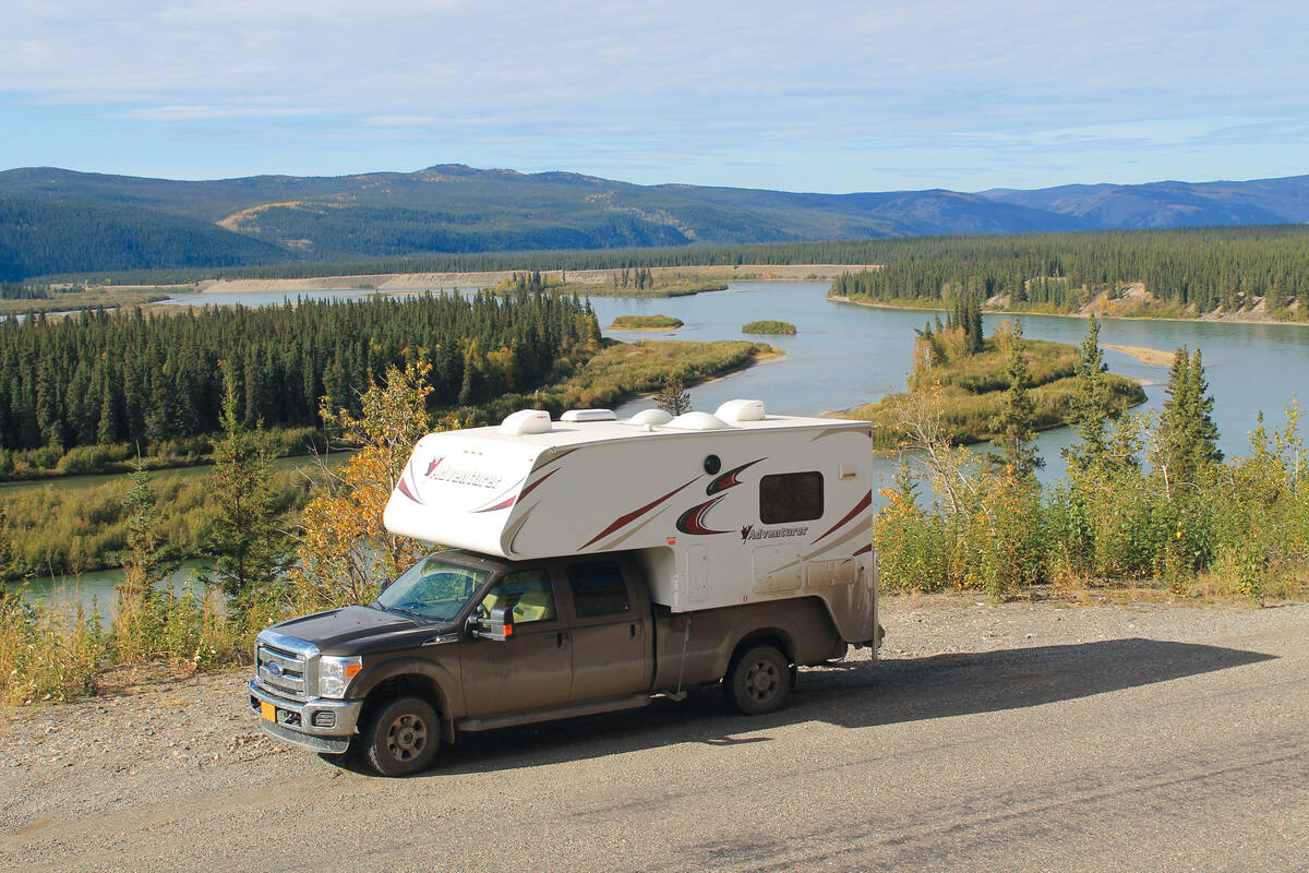 Le Yukon, la « grande rivière », au courant dangereux, accompagne les voyageurs de Dawson City à Whitehorse.
