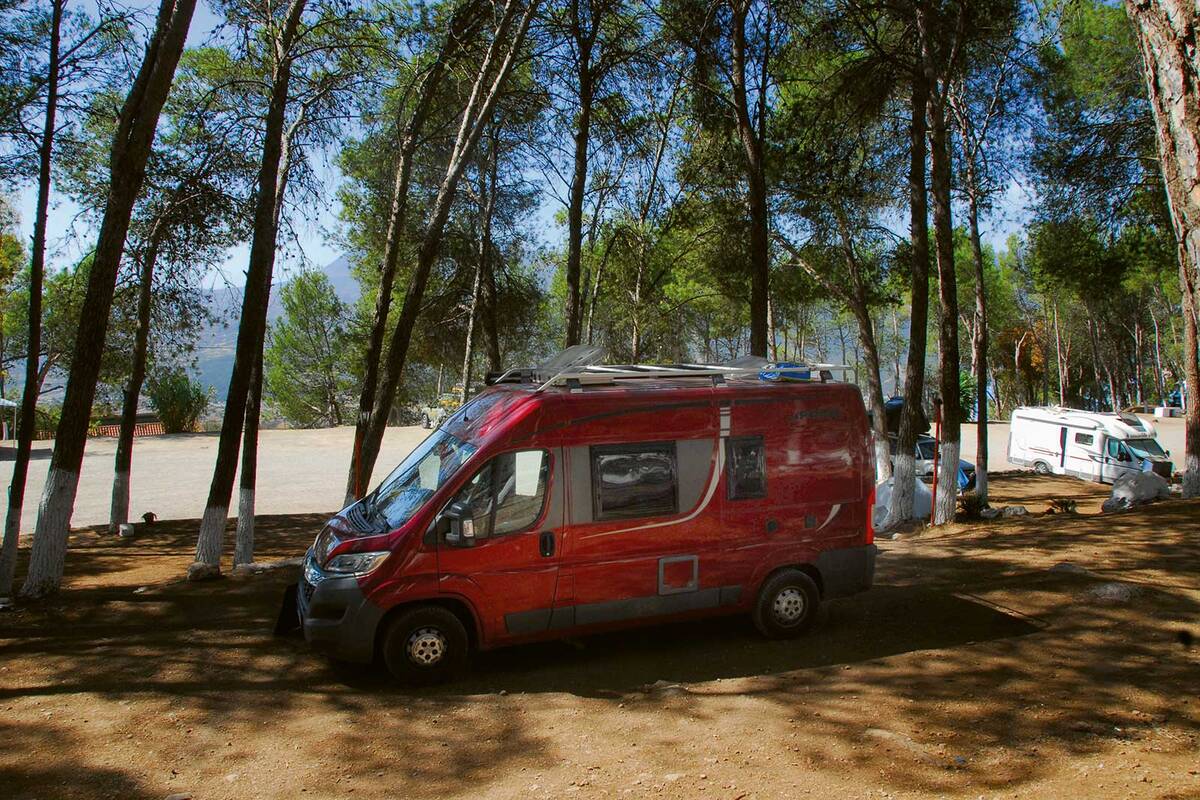 Campingplatz mit Ausblick – Erholung pur unter den Pinienbäumen bei Chefchaouen.