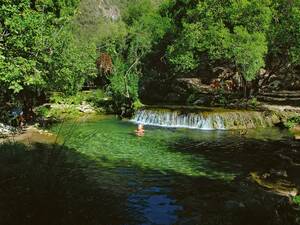 Erfrischung bei den Petit Cascade in Akchour – eine natürliche Wellnessoase.