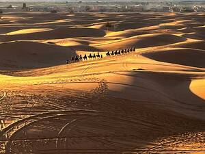 Atemberaubenden Sanddünen von Erg-Chebbi in der Sahara.