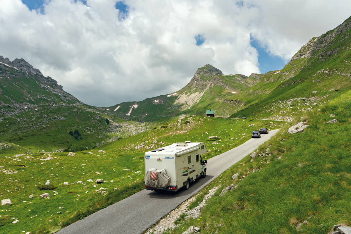 Viele Strassen sind relativ schmal, doch auch bei Gegenverkehr entsteht kein Stress.