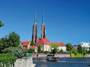 Blick auf den Breslauer Dom, der auf einer der zahlreichen Inseln liegt, die die Oder in Wrocław bildet.