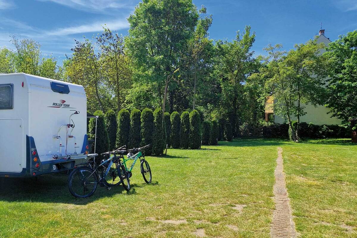 Zur Reisezeit im Frühling bieten viele Campingplätze in Polen angenehm viel Raum für Camper.