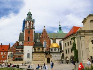 Über den Dächern von Kraków thronen die Wawel-Kathedrale und das Wawelschloss.