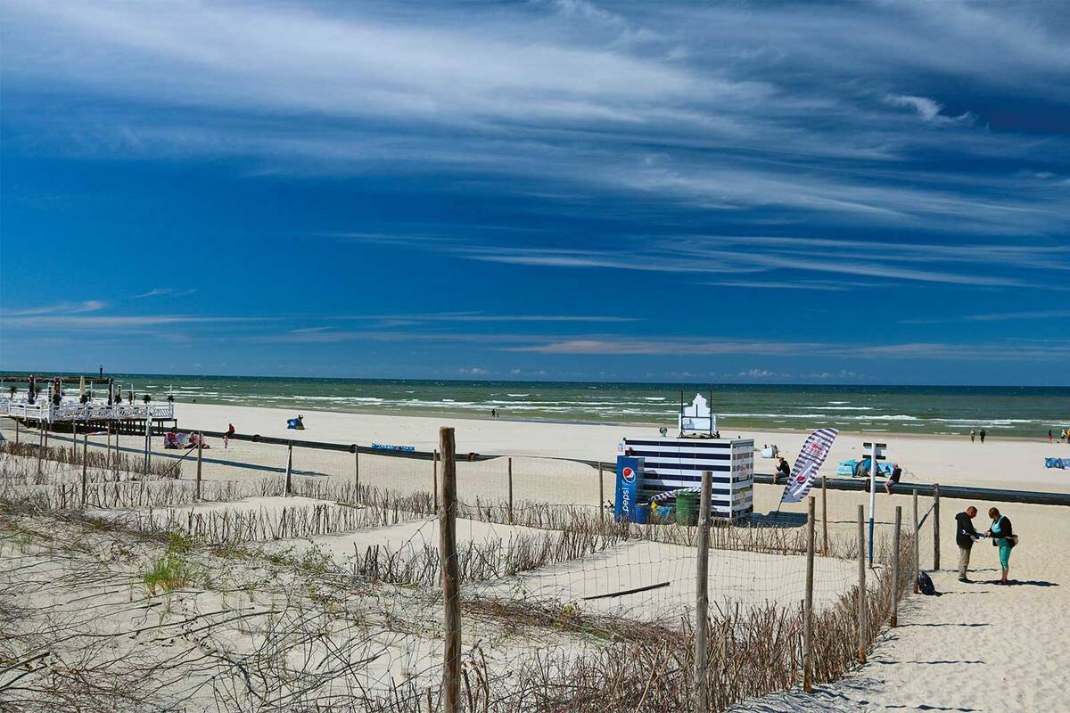 La magnifique plage de Łeba, longue de plusieurs kilomètres, a de quoi largement séduire baigneurs et promeneurs.