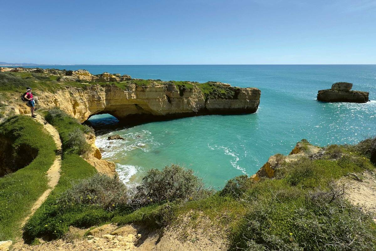 Der markante Arco de Alban-deira bei Praia de Albandeira an der Algarve – ein faszinierender, natürlicher Kalksteinbogen, vom Atlantik und Wind über Jahrtausende geformt.