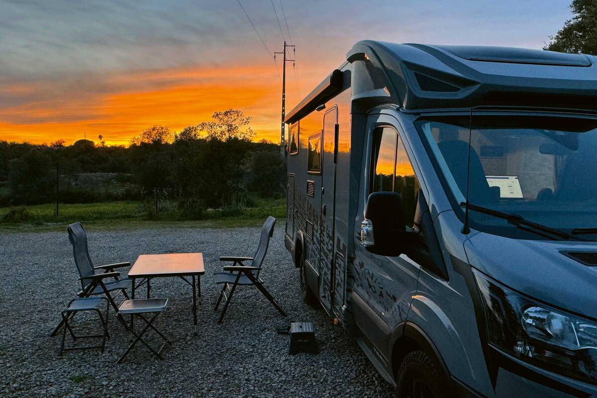 Wir geniessen die Abendstimmung vor dem Wohnmobil auf dem Campingplatz ausserhalb Tavira.