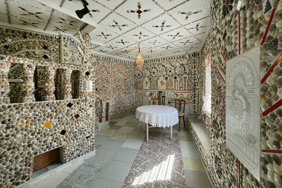 Muschelhaus von Don Manuel Fulleda Alcara bei Elche. Für fünf Euro Eintritt kann man das muschelverzierte Haus auch von innen besuchen.