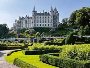 Dunrobin Castle, mit 189 Zimmern das grösste Wohngebäude der nördlichen Highlands, zurückgehend auf einen Wohnturm des 13. Jahrhunderts.