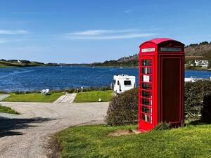 Der einzige Campingplatz auf Skye mit Uferlage am Loch Dunvegan und Dorfnähe. Manchmal lassen sich Robben, Vögel und sogar Adler beobachten.