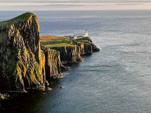 Neist Point, der westlichste Punkt der Isle of Skye, beeindruckt mit seinem Leuchtturm, dramatischen Klippen und ist ein beliebter Ort für Sonnenuntergänge und Walbeobachtungen.