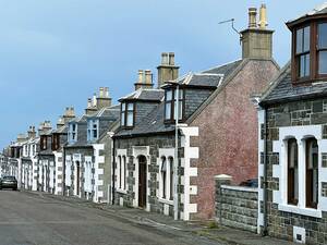 Sur Admiralty Street à Portknockie : des maisons mitoyennes symétriques aux encadrements de fenêtres blancs très marqués.