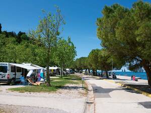 Zwischen Portorož und Piran gibt es etliche Campingplätze wie Camping Fiesa mit direktem Zugang zum Meer.