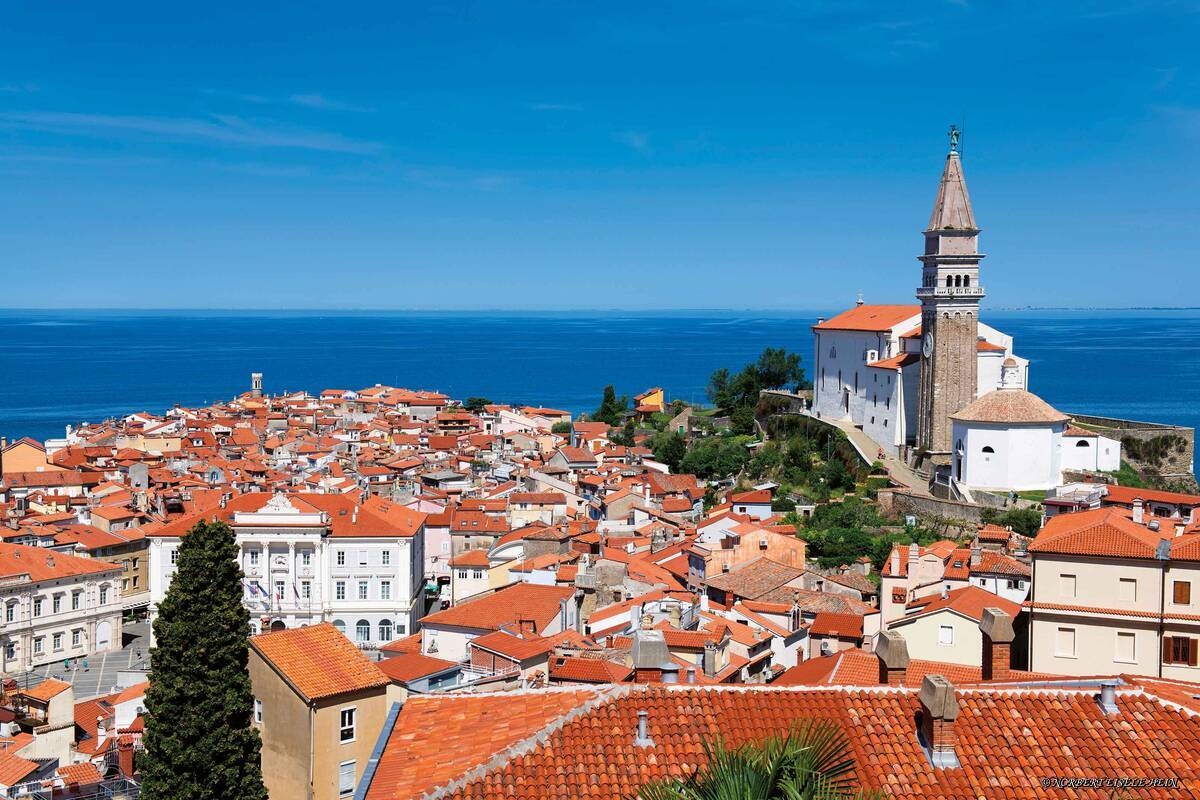 Von der Burg Piran reicht der Blick über die Stadt weit auf die Adria hinaus.