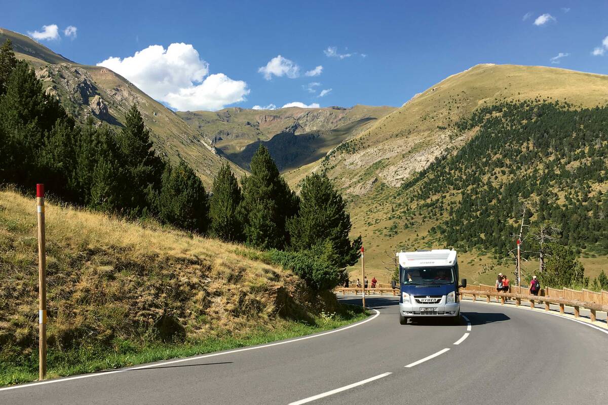 Unterwegs auf einem der zahlreichen Passstrassen in Andorra. Die Strassen sind zwar meist sehr kurvig, aber gut ausgebaut.