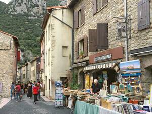 Dans les étroites rues pavées de la cité fortifiée de Villefranche-de-Conflent (200 habitants), qui compte parmi les plus beaux villages de France.