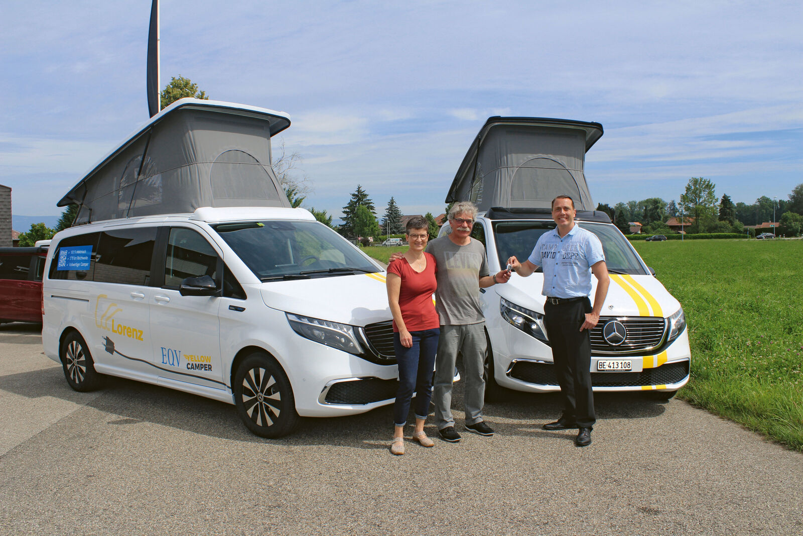 Corinne und Beat Steiner nahmen bei Beat Schlüchter, Geschäftsführer Lorenz Nutzfahrzeuge AG, den ersten EQV-YellowCamper in Empfang.