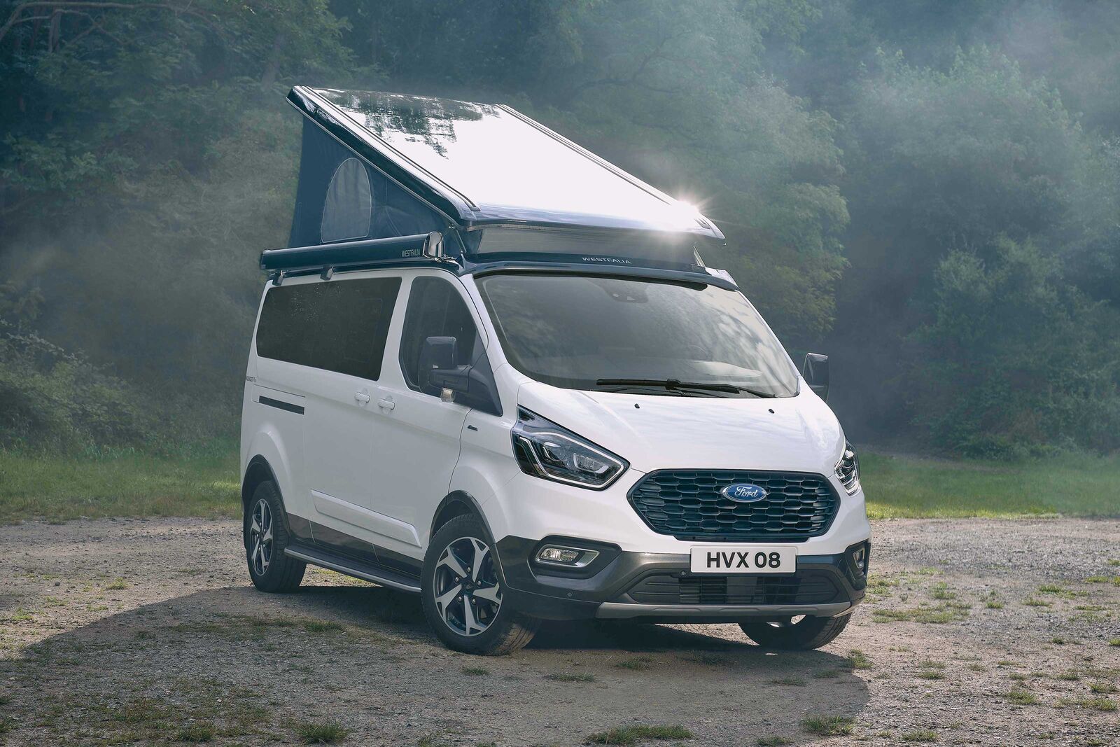 Auch der Ford Nugget in der Ausstattungsvariante Active verfügt über das typische, im Heck aufstellbare Dach, das in der Heckküche für gute Bewegungsfreiheit sorgt.