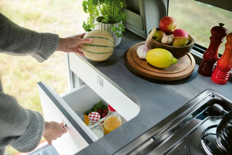 In der Anwendung deutlich praktischer zeigt sich der neue Schubladen-Kühlschrank, der auch aufrecht stehende Flaschen fasst.