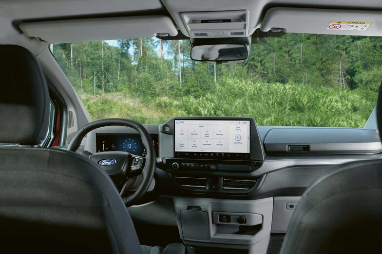Im Cockpit erleichtert ein Touchscreen im 13-Zoll-Format die Bedienung.