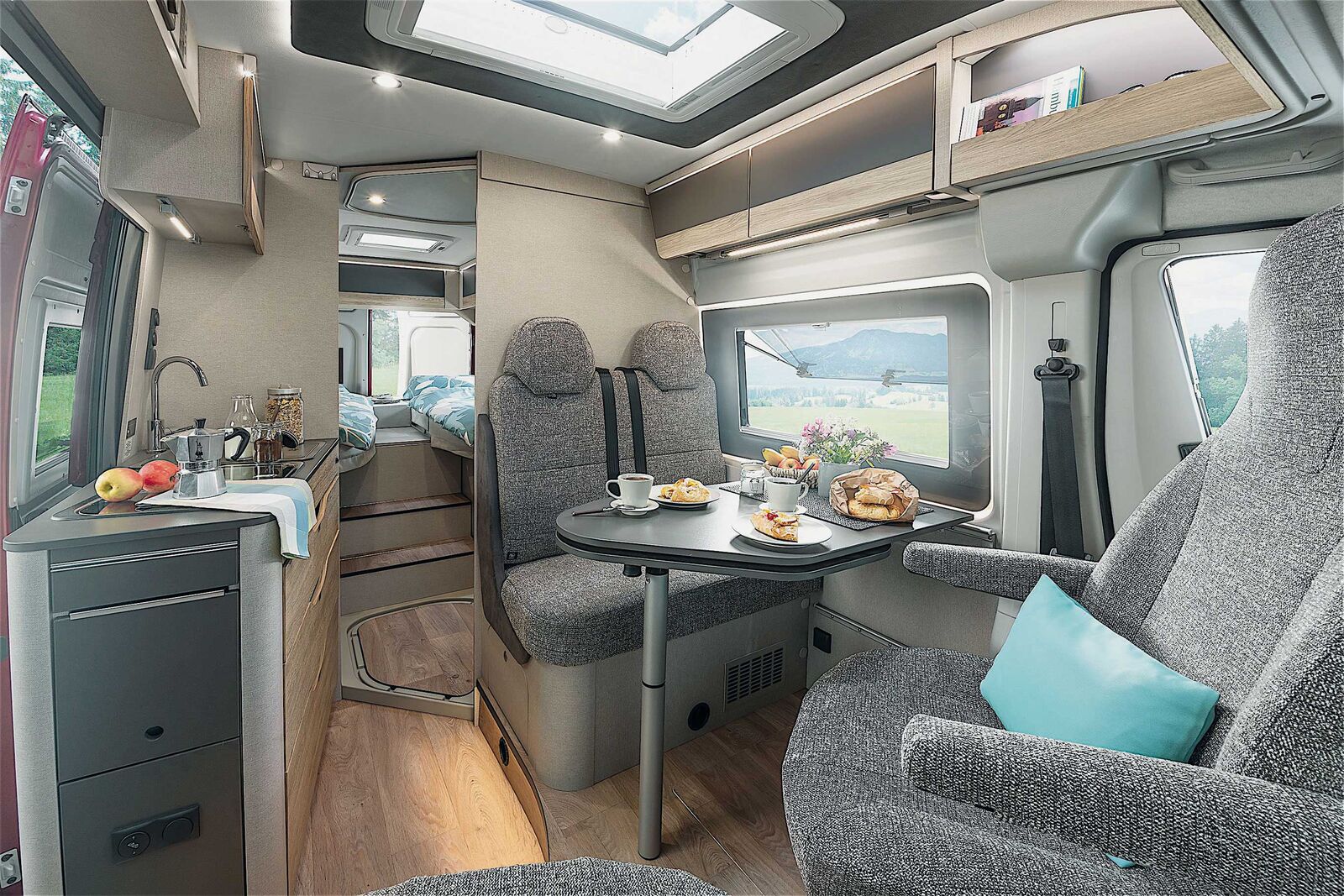 Blick durch den Campscout Elegance von Globecar mit Einzelbetten im Heck. Besondere Aufmerksamkeit verdient das luxuriöse Lichtkonzept, das verschiedene indirekte Beleuchtungselemente mit direkten Lichtquellen kombiniert.