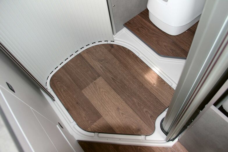 Grosser Dusch- und Toilettenraum.