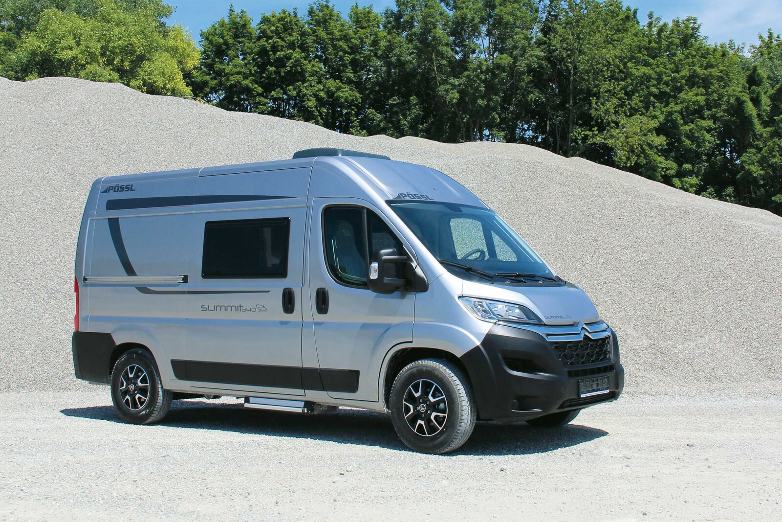 Das Zwei-Personen-Mobil Pössl Summit Shine 540 bietet eine flexible Sitzgruppe und eine Stauraumlösung.