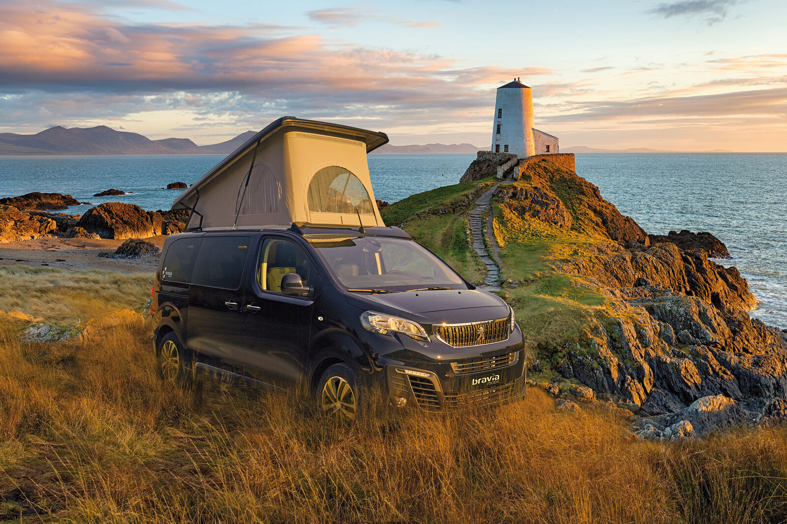 Der kompakte Campingbus Swan 495 auf Basis des Peugeot Boxer wird am Suisse Caravan Salon zum ersten Mal gezeigt.
