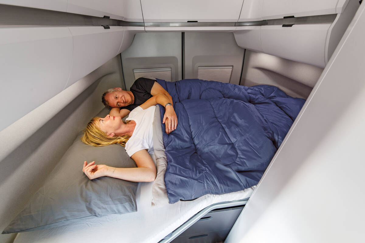 Der Grand California 600 mit quer eingebautem Doppelbett.