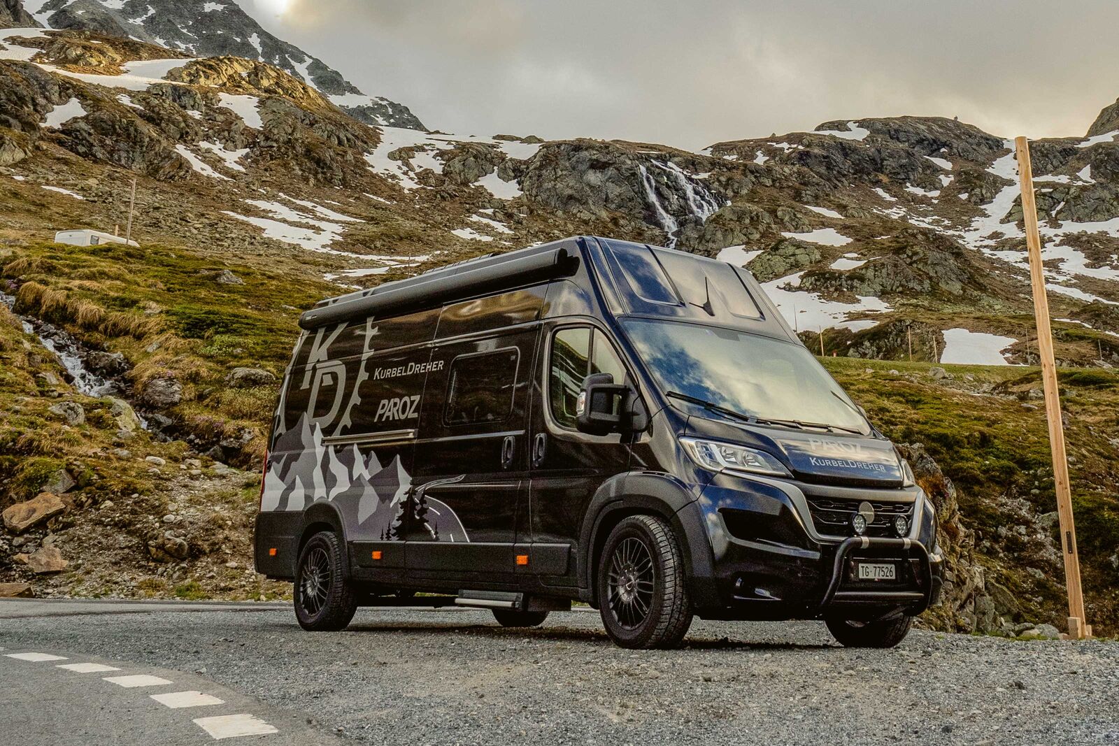 Die Paroz AG und Kurbeldreher AG haben aus dem Weinsberg CaraTour 630 MEG – Outlaw einen Bike-Camper gemacht.