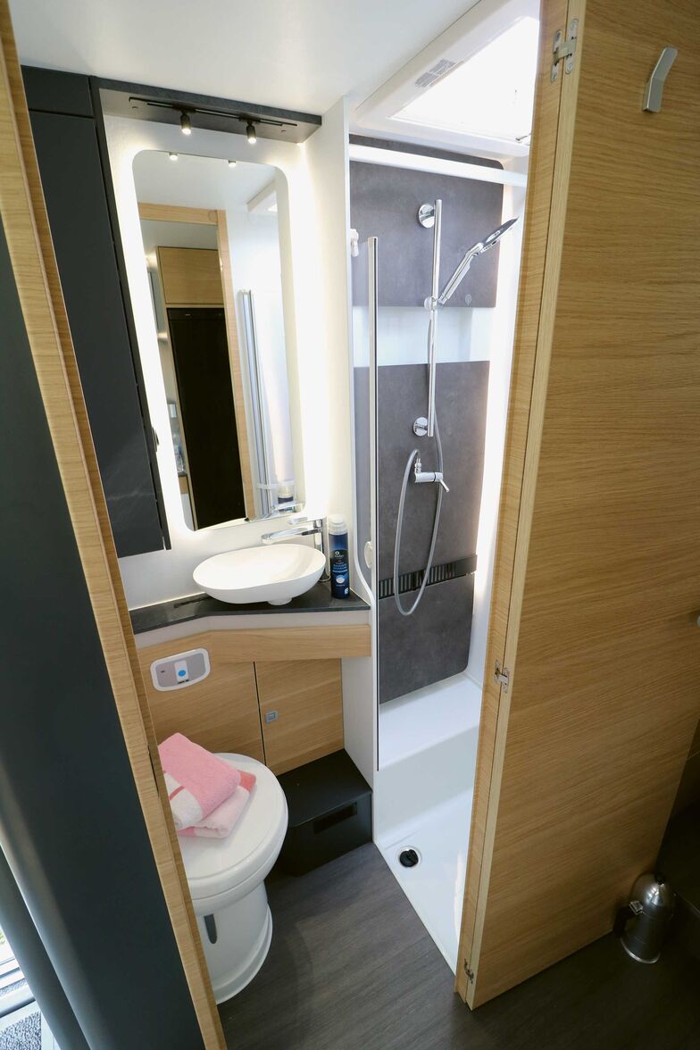 Der Sanitärraum im Coral XL 660 SL lässt nichts vermissen, kann optisch überzeugen und verfügt über eine separate Dusche mit gut gemachtem Formteil für die Brausearmatur.