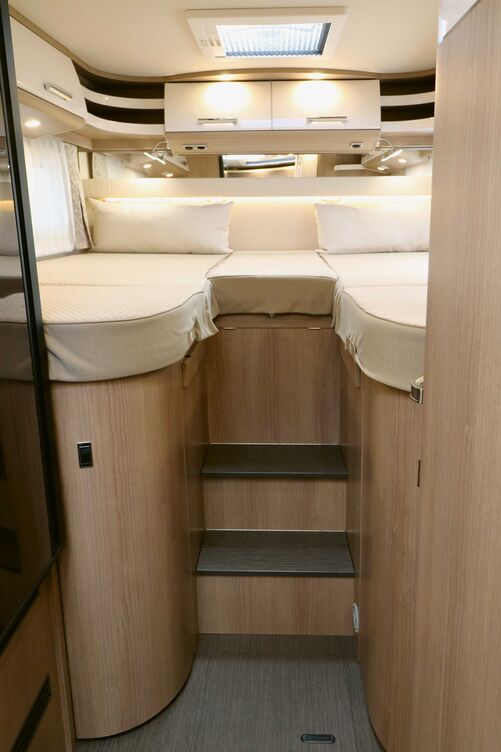 Klasse Schlafzimmer mit komfortablen Kaltschaummatratzen auf unterlüfteten Holzlattenrosten und zahlreichen Beleuchtungselementen.