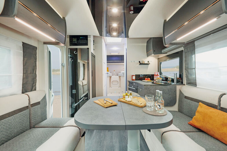 Der neue Challenger 337 GA – hier in der Graphite-Premium-Version auf Ford Transit – wartet mit Heck-Einzelbetten und einem davorliegenden Raumbad auf.