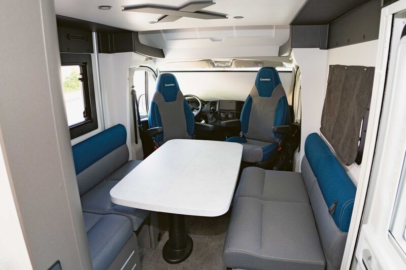 Trotz kompakten Aussenmassen bietet der Chausson X 650 einen sehr geräumigen Wohnraum. Nachts lässt sich das Hubbett elektrisch von der Decke senken.