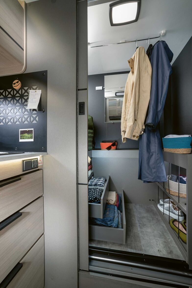 Im Heck des X 650 befindet sich ein Kleiderschrank mit den Dimensionen eines Ankleidezimmers.