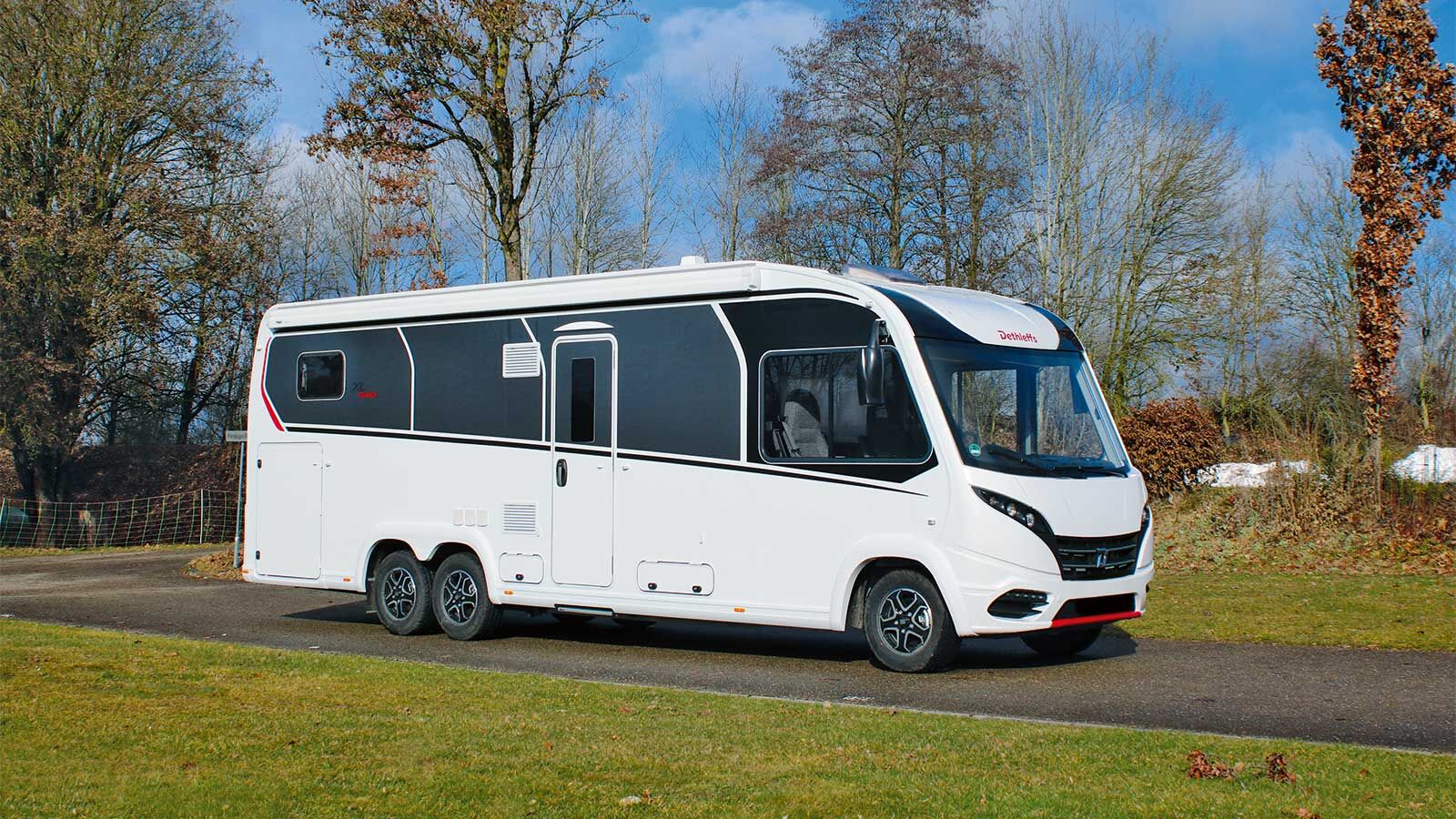Der integrierte Dreiachser XL-Family präsentiert sich als imposante Erscheinung, dessen Aufbau mit GFK-Beplankung rundum sowie die Kombination mit den automotiven Designelementen wie aus einem Guss wirkt.