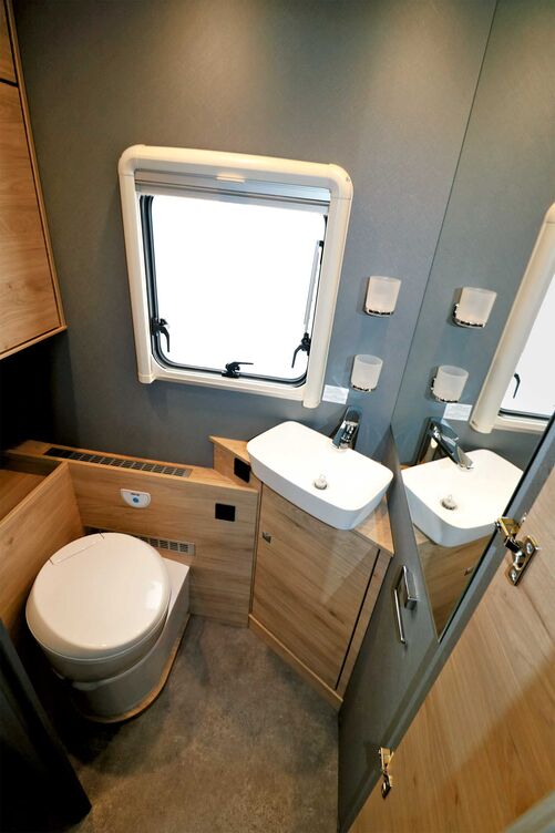 Der Waschraum mit dem Schwenk-WC und dem über Eck platzierten Waschtisch kann auf Anhieb überzeugen.