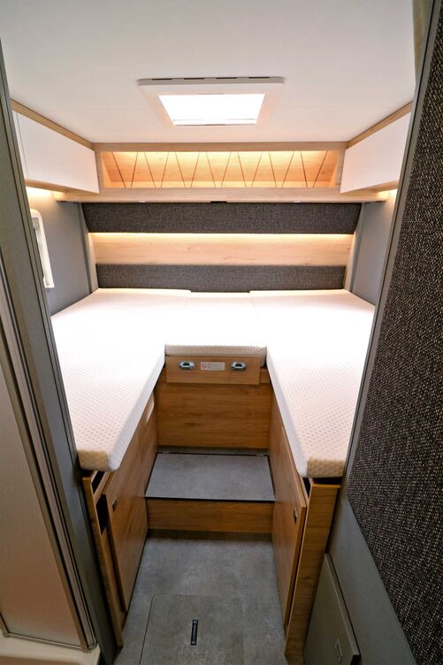 Auch optisch gefällt das Schlafzimmer über der Heckgarage, dessen komfortable Matratzen auf den Holzlattenrosten für eine erholsame Nachtruhe sorgen.
