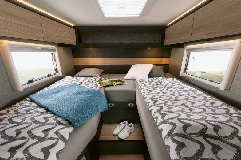 Dethleffs Globebus Performance 4x4 mit Einzelbetten im Heck und viel Stauraum darunter.