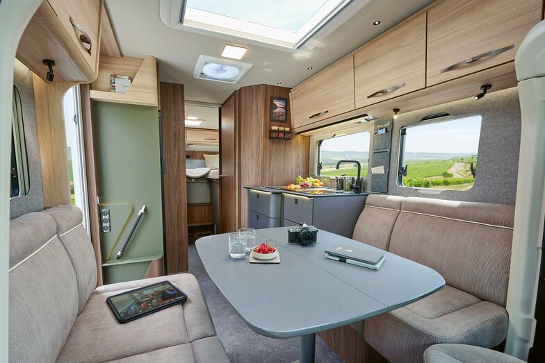 Das Natural-Heritage-Interieur der Mercedes-Profila kombiniert dunkles Nussbaum-Dekor mit hellem Pinien-Dekor.