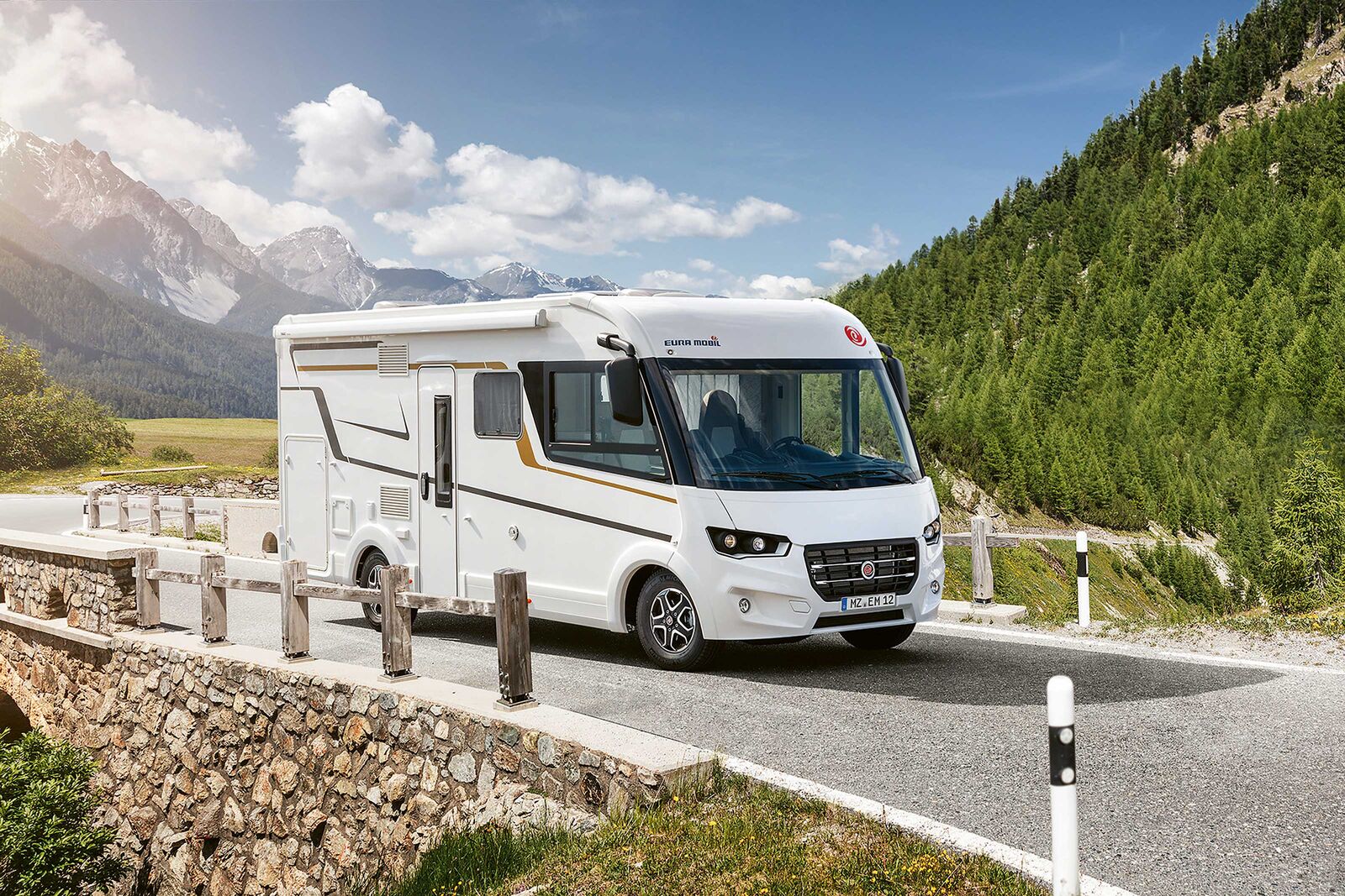 Eura Mobil präsentiert einen modernen Integrierten mit viel Raumkomfort auf 6,99 Meter Länge mit dem innovativen neuen Grundriss Integra Line 695 LF.