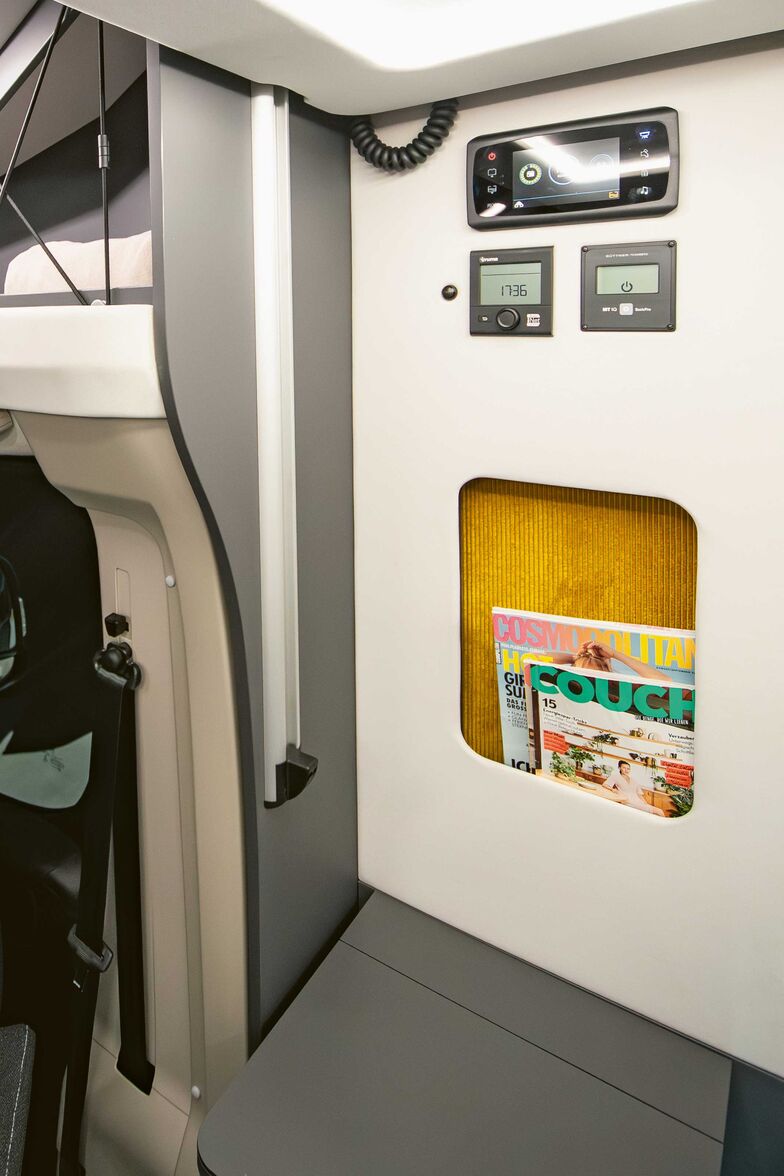 Korpus beim Eingang mit Ablage und den Kontrollpanels darüber.