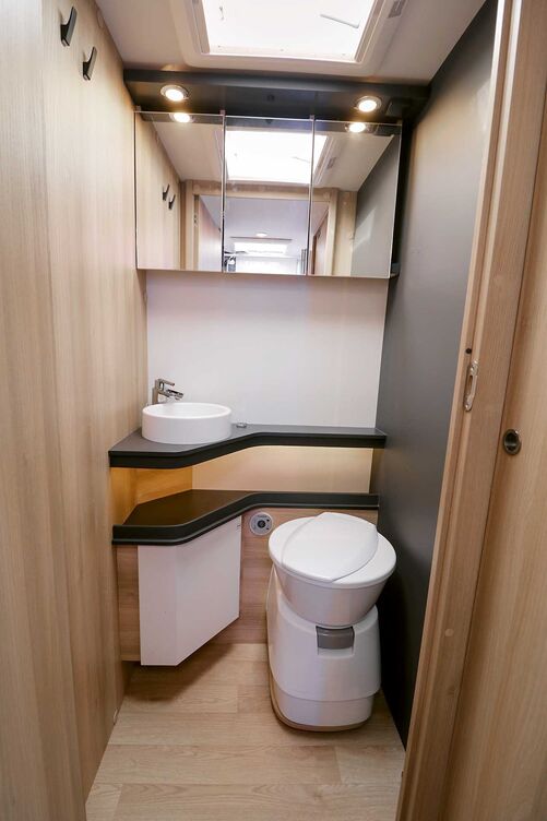 Im kompakten Waschraum sorgt die drehbare WC-Schüssel für eine optimale Sitzposition.