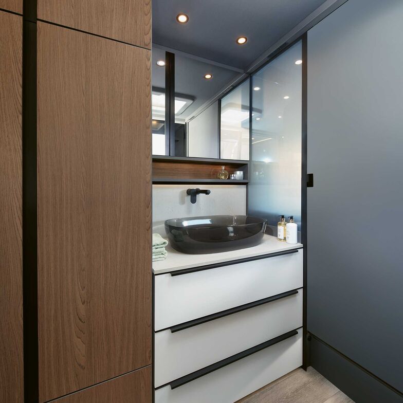 Grosszügig, modern und elegant präsentiert sich auch der Dusch- und Toilettenbereich.