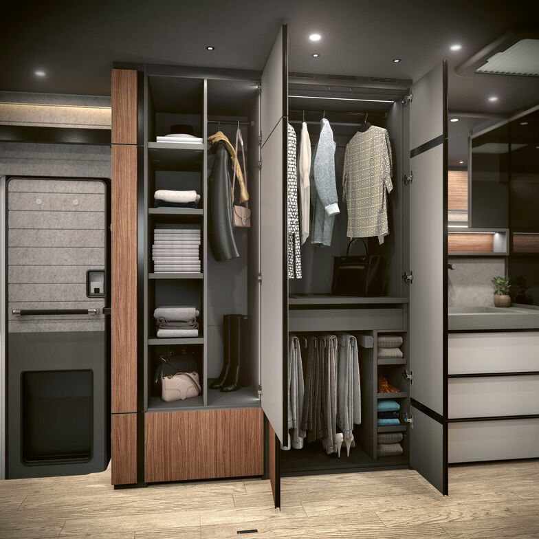 Grosser Kleiderschrank mit separater Hosenaufhängung.