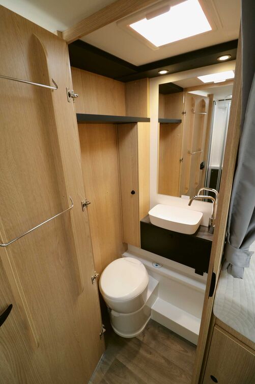 Im Wasch- und Toilettenraum ist alles Wesentliche vorhanden, wobei auch die Holzoptik zu gefallen weiss.