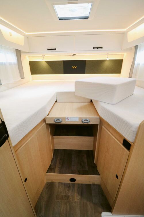 Das Schlafzimmer im T 68 XX Edition bietet komfortable Matratzen und vermittelt durch die helle Einrichtung viel Platz sowie ein grosszügiges Raumgefühl.