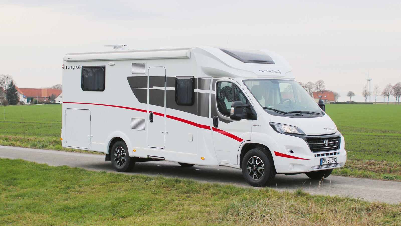 Der teilintegrierte Sunlight überzeugt mit seinem adretten Erscheinungsbild. Das Ducato-Chassis mit der breiten Hinterachsspur und die ausgewogene Gewichtsverteilung sorgen für tadellose Fahreigenschaften.