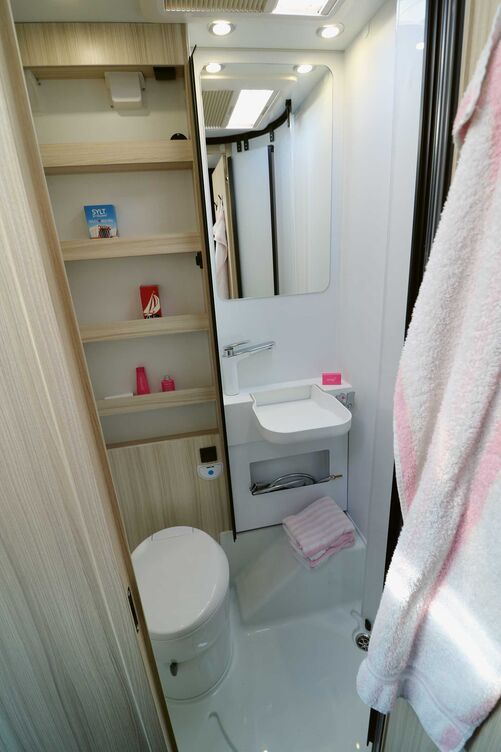 Der helle Sanitärraum bietet alle wünschenswerten Annehmlichkeiten sowie eine grosse Klarglas-Dachluke zur ausreichenden Be- und Entlüftung.