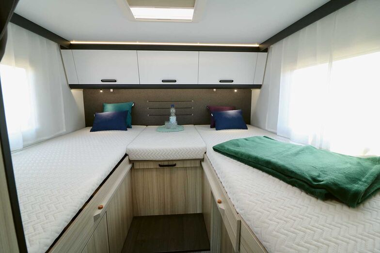 Das Schlafzimmer bietet viel Bewegungsfreiheit und ein ansprechendes Raumgefühl, aber auch die komfortablen Kaltschaummatratzen auf den Holzlattenrosten sorgen für erholsame Nachtruhe.